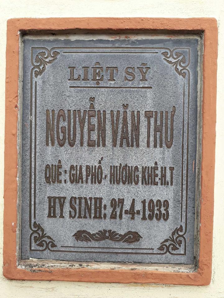 Ảnh mộ liệt sĩ Nguyễn Văn Thư