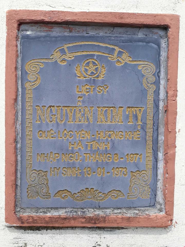 Ảnh mộ liệt sĩ Nguyễn Kim Tỵ