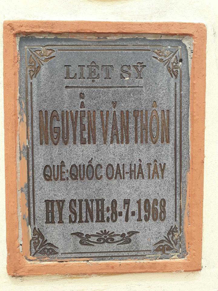 Ảnh mộ liệt sĩ Nguyễn Văn Thôn