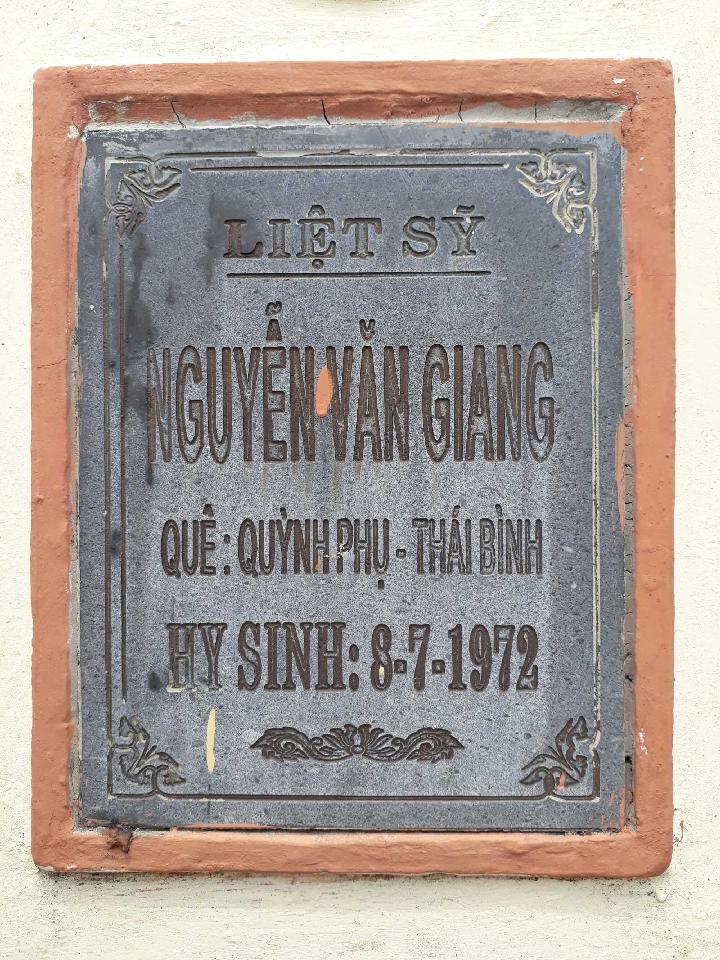 Ảnh mộ liệt sĩ Nguyễn Văn Giang