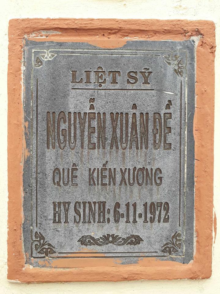 Ảnh mộ liệt sĩ Nguyễn Xuân Đề
