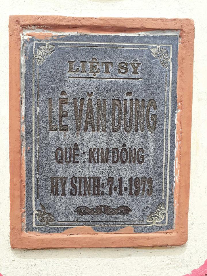Ảnh mộ liệt sĩ Lê Văn Dũng