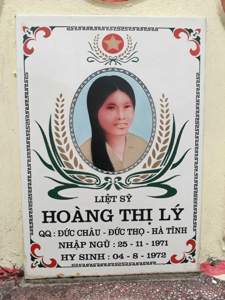 Ảnh mộ liệt sĩ Hoàng Thị Lý