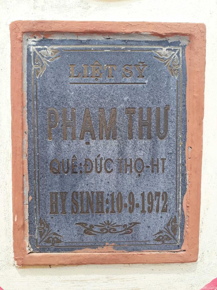 Ảnh mộ liệt sĩ Phạm Thư