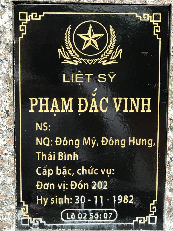 Ảnh mộ liệt sĩ Phạm Đắc Vinh