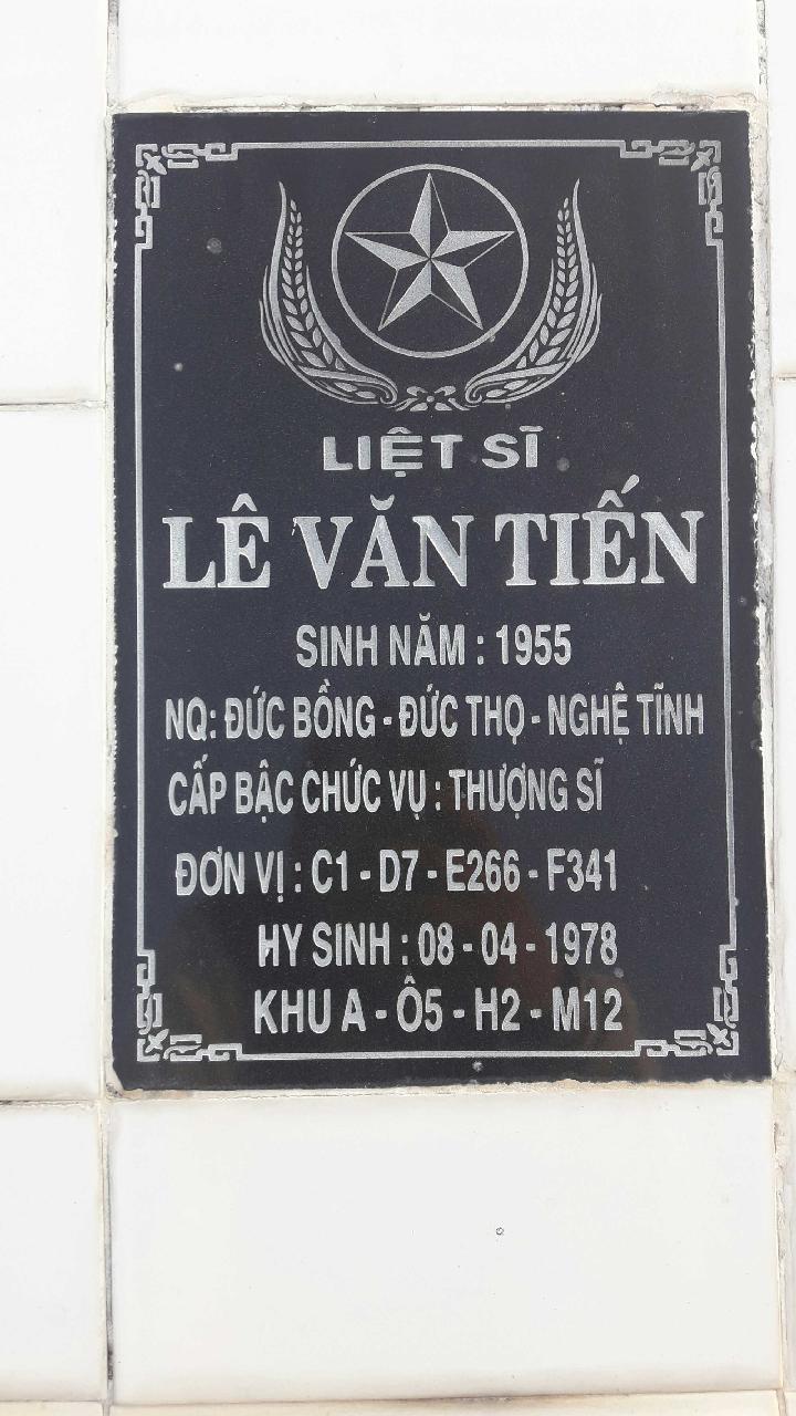 Ảnh mộ liệt sĩ Lê Văn Tiến