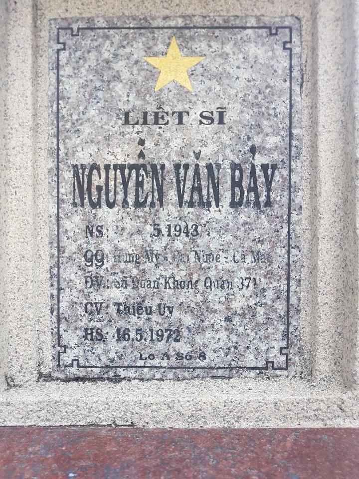 Ảnh mộ liệt sĩ Nguyễn Văn Bảy