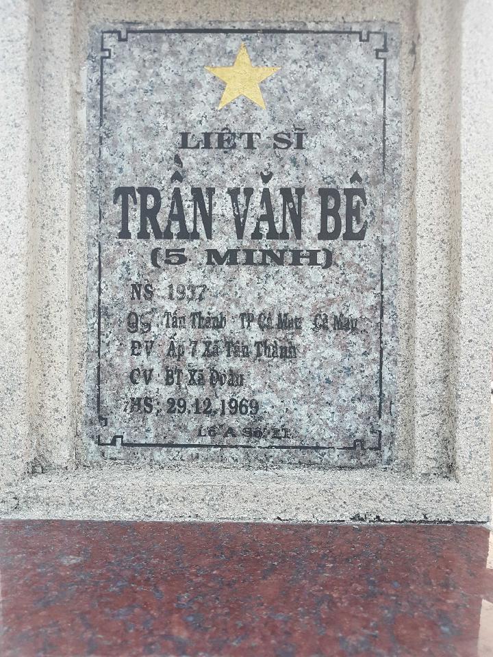 Ảnh mộ liệt sĩ Trần Văn Bê (5 Minh)