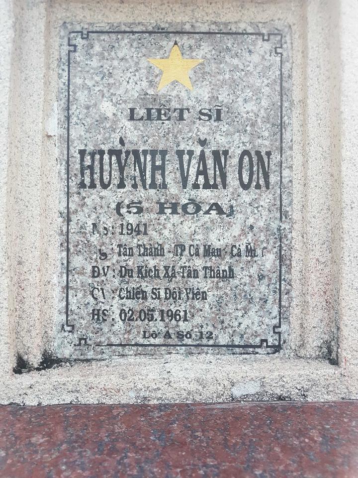 Ảnh mộ liệt sĩ Huỳnh Văn On ( 5 Hòa)