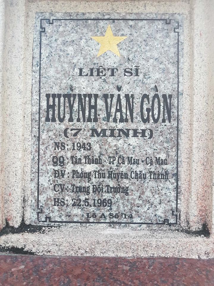 Ảnh mộ liệt sĩ Huỳnh Văn Gòn ( 7 Minh)