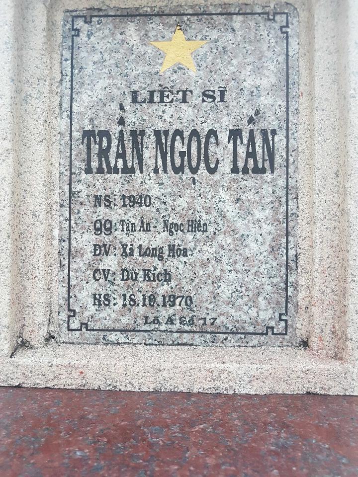 Ảnh mộ liệt sĩ Trần Ngọc Tấn