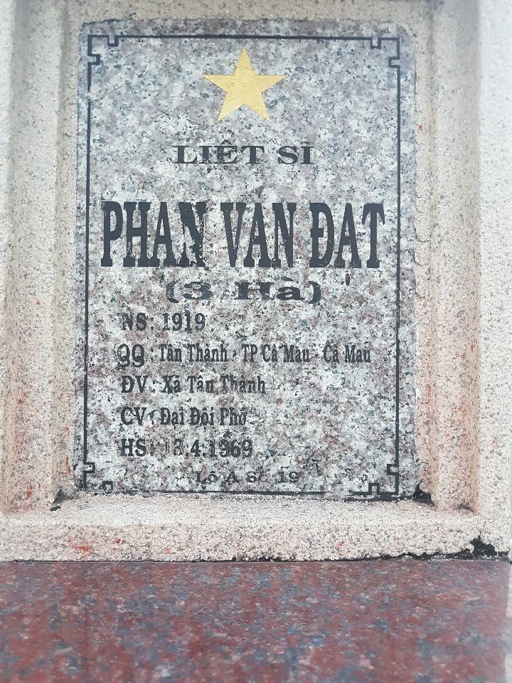 Ảnh mộ liệt sĩ Phan Văn Đạt ( 3 Hà)