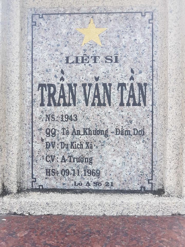 Ảnh mộ liệt sĩ Trần Văn Tân