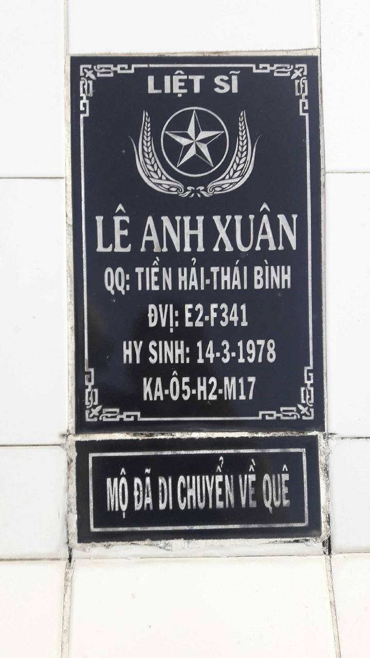 Ảnh mộ liệt sĩ Lê Anh Xuân