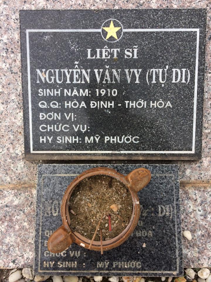 Ảnh mộ liệt sĩ NGUYỄN VĂN VY ( DI )