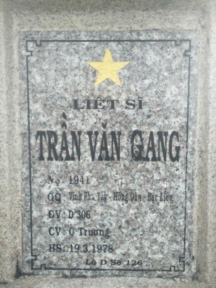 Ảnh mộ liệt sĩ Trần Văn Gang
