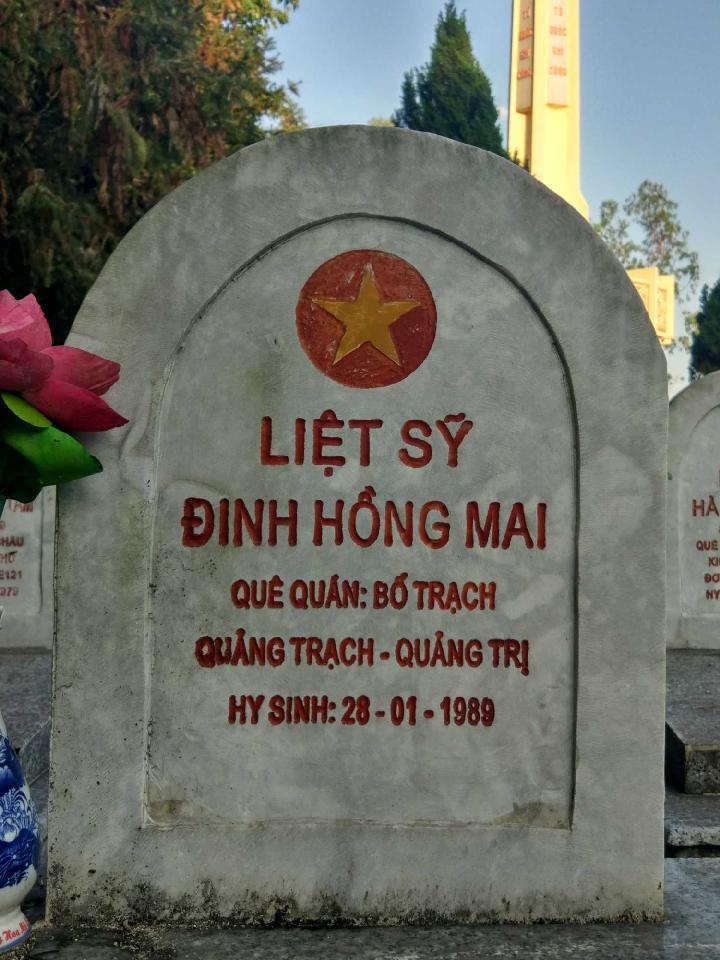 Ảnh mộ liệt sĩ Đinh Hồng Mai