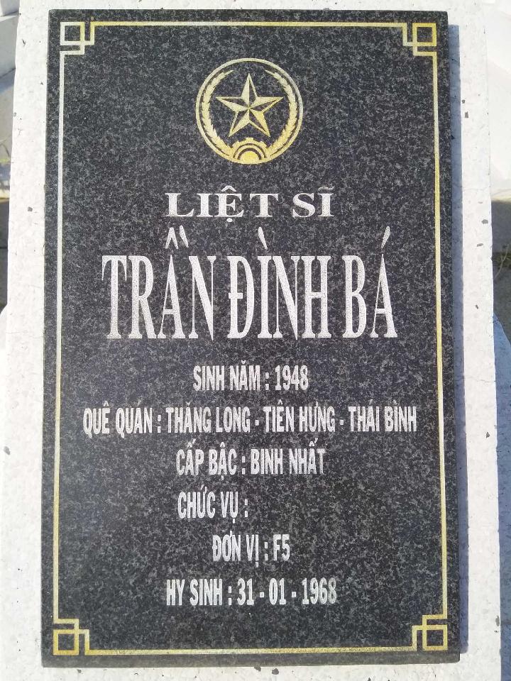 Ảnh mộ liệt sĩ Trần Đình Bá