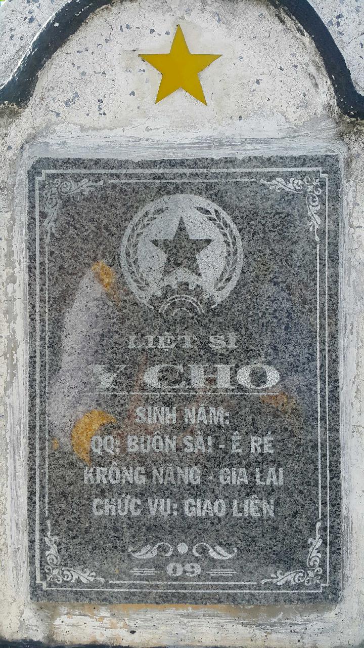 Ảnh mộ liệt sĩ Y-Chó