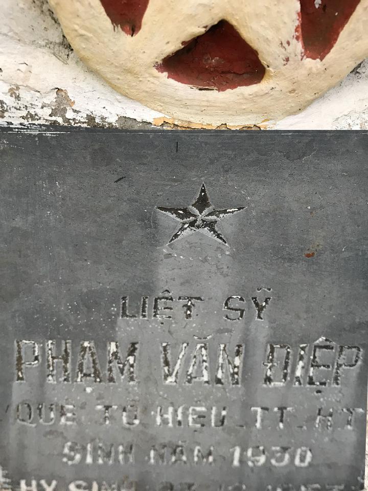Ảnh mộ liệt sĩ Phạm Văn Điệp