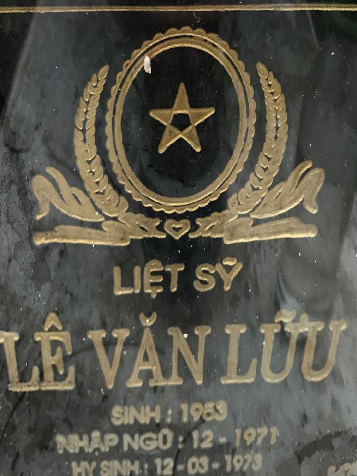 Ảnh mộ liệt sĩ Lê Văn Lữu