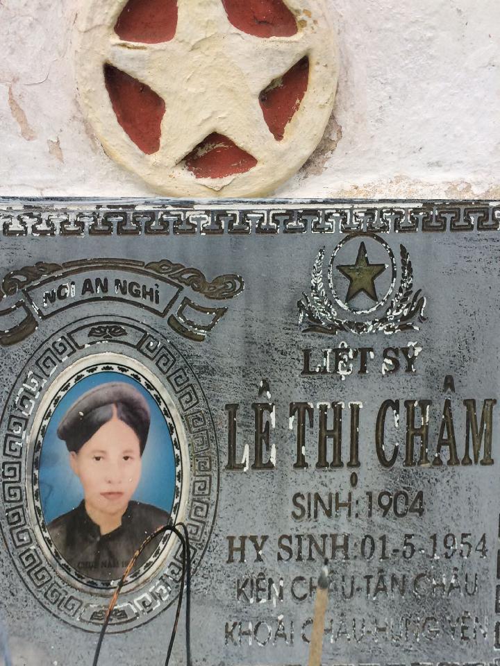 Ảnh mộ liệt sĩ Lê Thị Châm