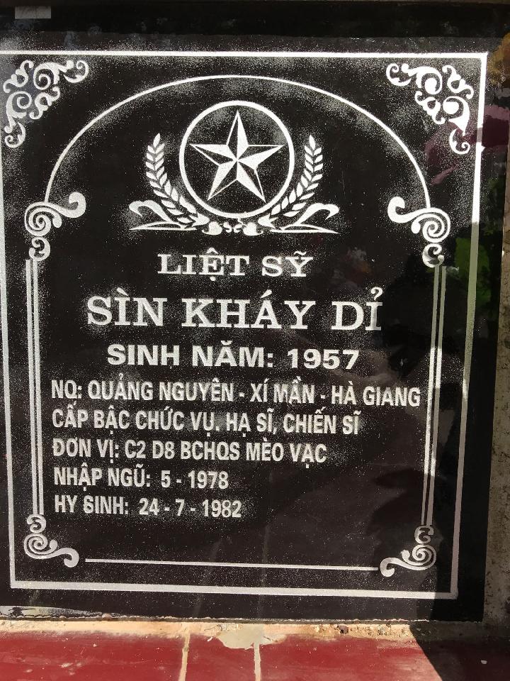 Ảnh mộ liệt sĩ Sìn Kháy Dỉ