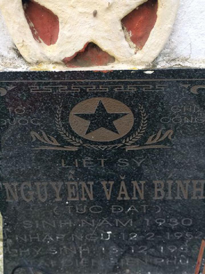 Ảnh mộ liệt sĩ Nguyễn Văn Bính