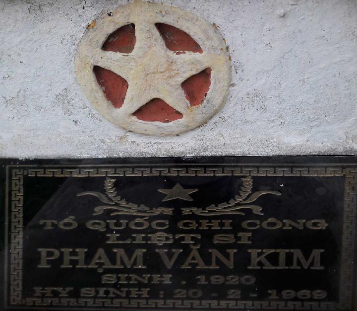 Ảnh mộ liệt sĩ Phạm Văn Kim