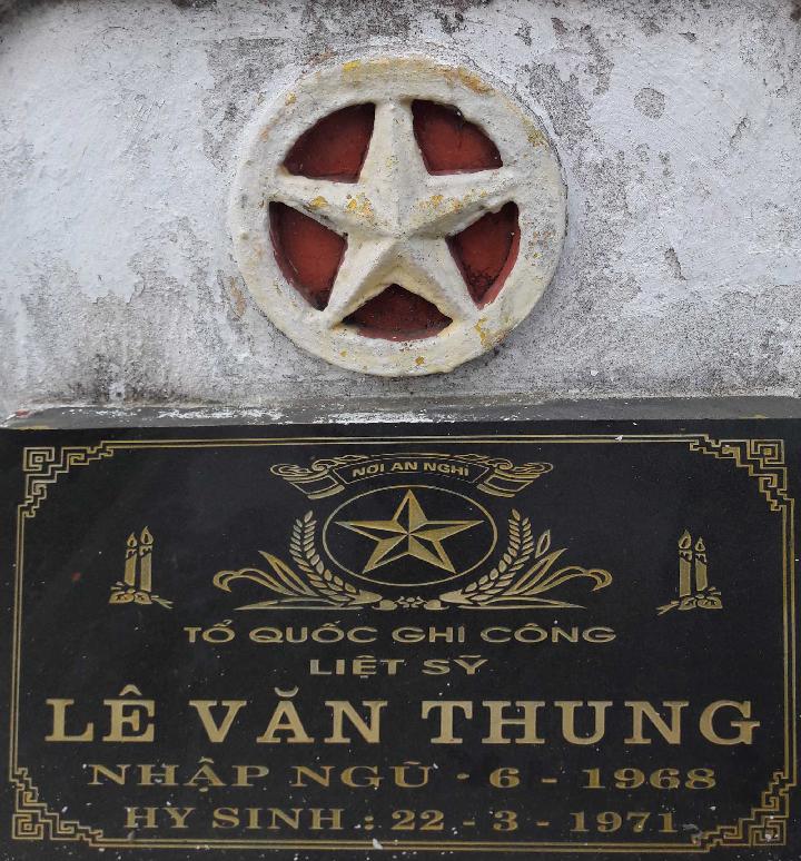 Ảnh mộ liệt sĩ Lê Văn Thung