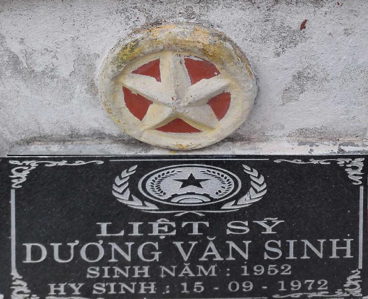 Ảnh mộ liệt sĩ Dương Văn SINH