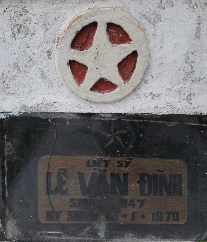 Ảnh mộ liệt sĩ Lê Văn Đĩnh