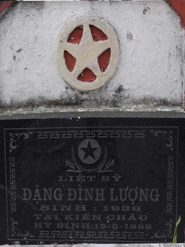 Ảnh mộ liệt sĩ Đặng Đình Lượng