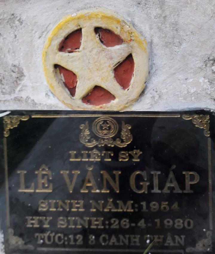 Ảnh mộ liệt sĩ Lê Văn Giáp