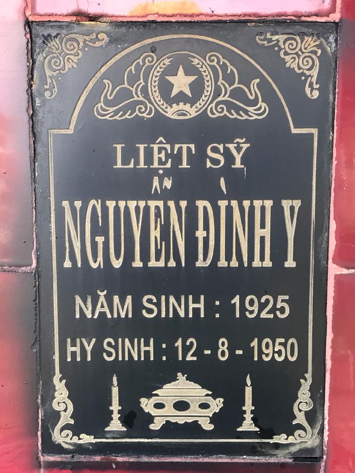 Ảnh mộ liệt sĩ Nguyễn Đình Y