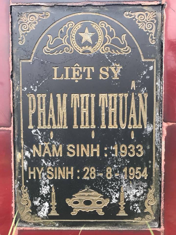 Ảnh mộ liệt sĩ Phạm Thị Thuận