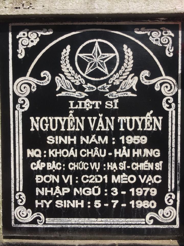 Ảnh mộ liệt sĩ Nguyễn Văn Tuyến