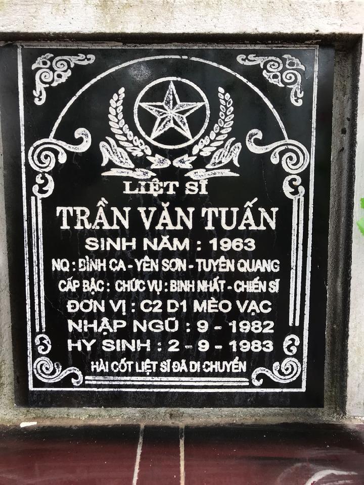 Ảnh mộ liệt sĩ Trần Văn Tuấn
