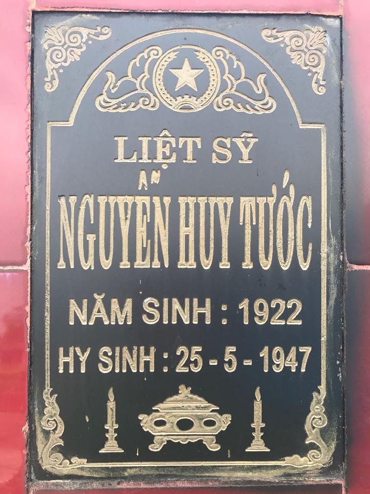 Ảnh mộ liệt sĩ Nguyễn Huy Tước