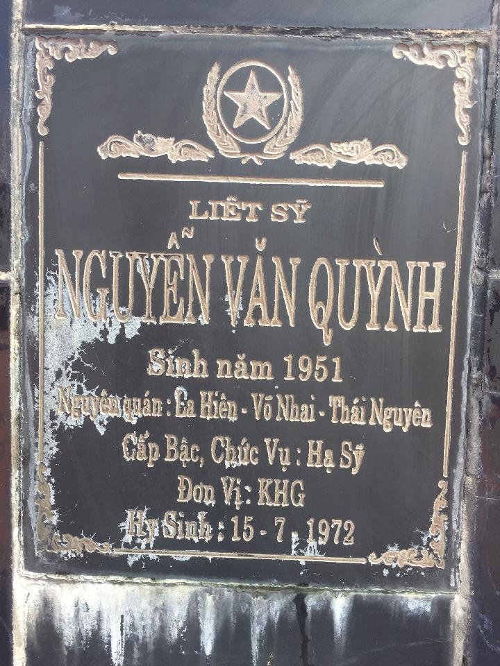 Ảnh mộ liệt sĩ Nguyễn Văn quỳnh