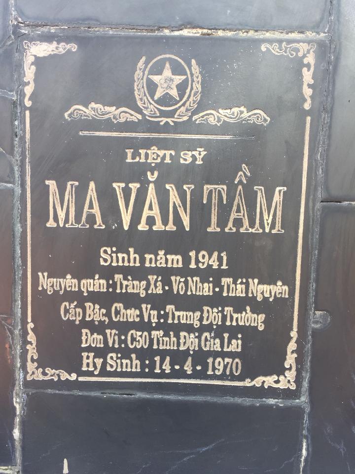 Ảnh mộ liệt sĩ Ma Văn Tầm
