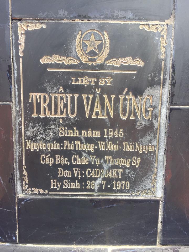 Ảnh mộ liệt sĩ Triệu Văn ứng
