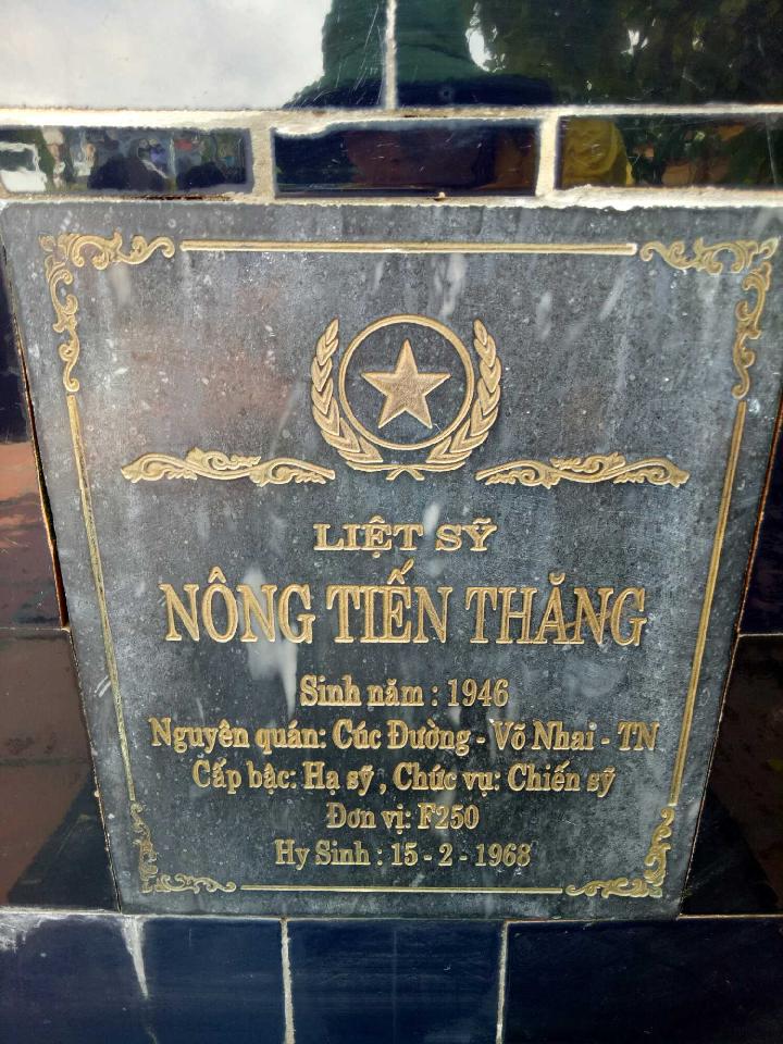 Ảnh mộ liệt sĩ Nông Tiến Thăng