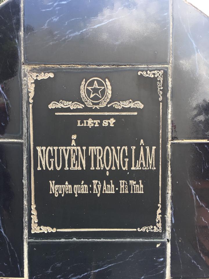 Ảnh mộ liệt sĩ Nguyễn Trọng Lâm