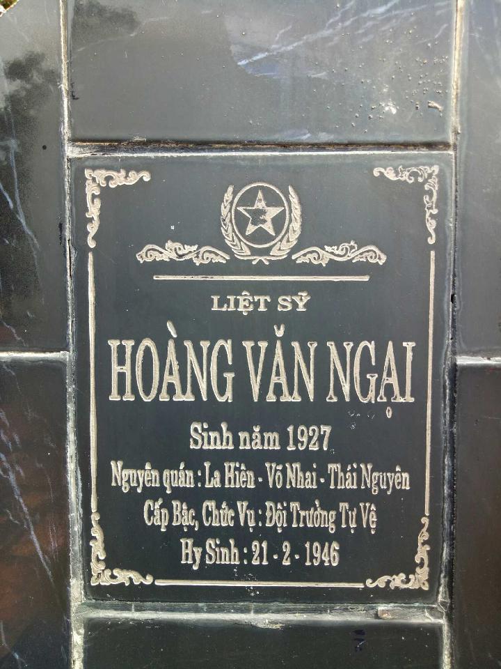 Ảnh mộ liệt sĩ Hoàng Văn Ngại