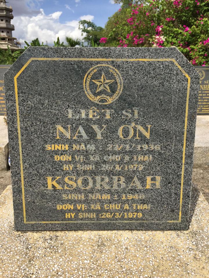 Ảnh mộ liệt sĩ Nay Ơn