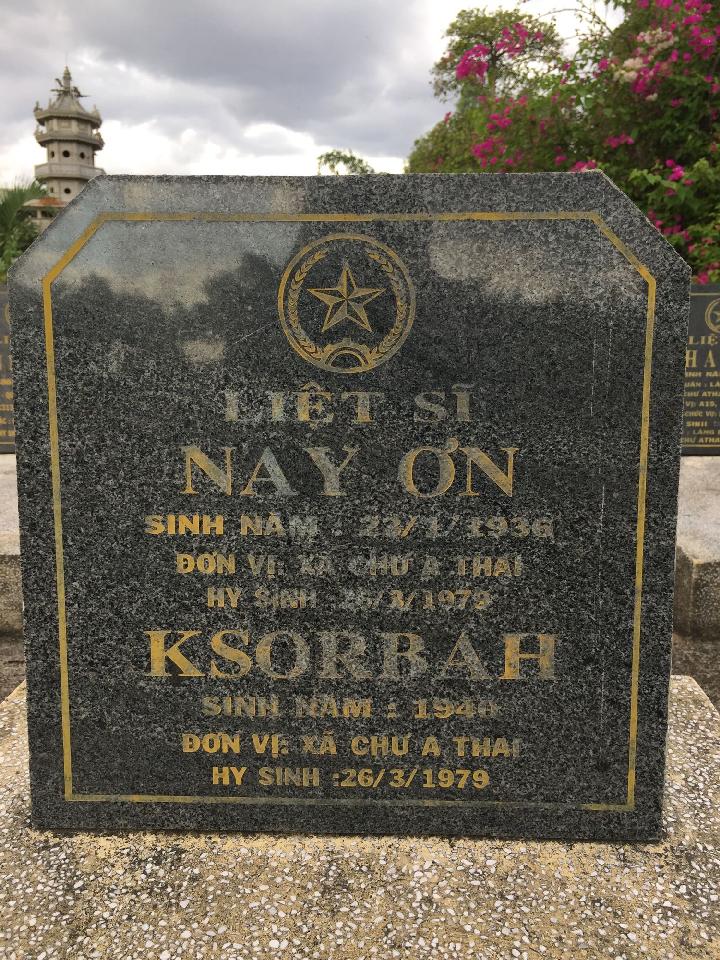 Ảnh mộ liệt sĩ Ksor Bah