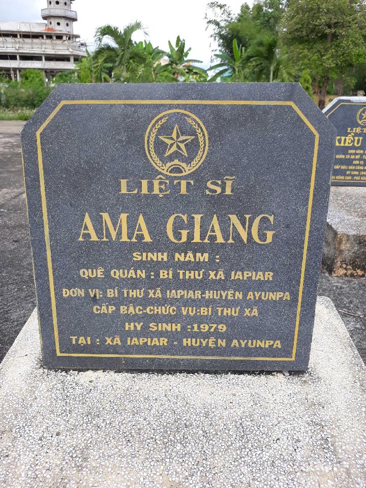 Ảnh mộ liệt sĩ Ama Giang