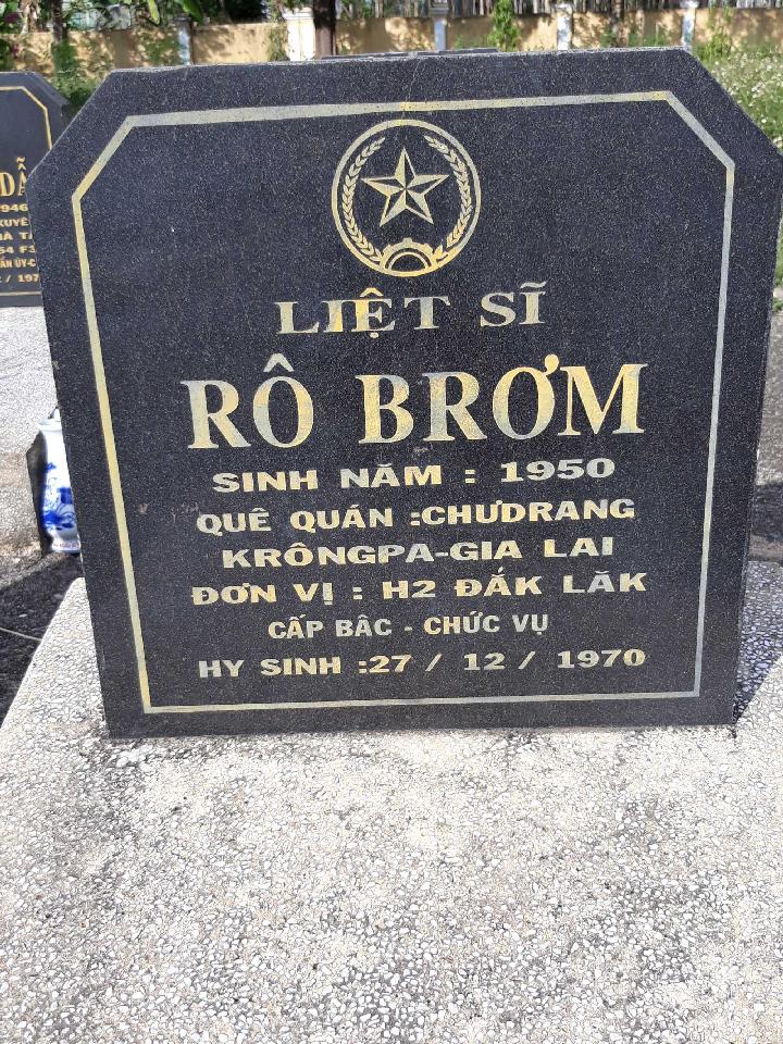 Ảnh mộ liệt sĩ Rô Brơm