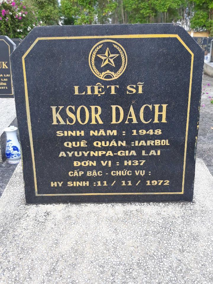 Ảnh mộ liệt sĩ KSOR Dách